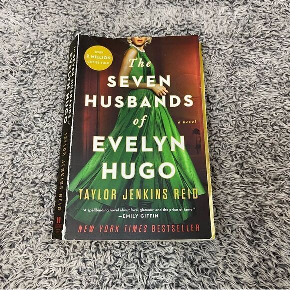 The Seven Husbands of Evelyn Hugo by Taylor Jenkins Reid NYT Best Seller - Picture 1 of 3